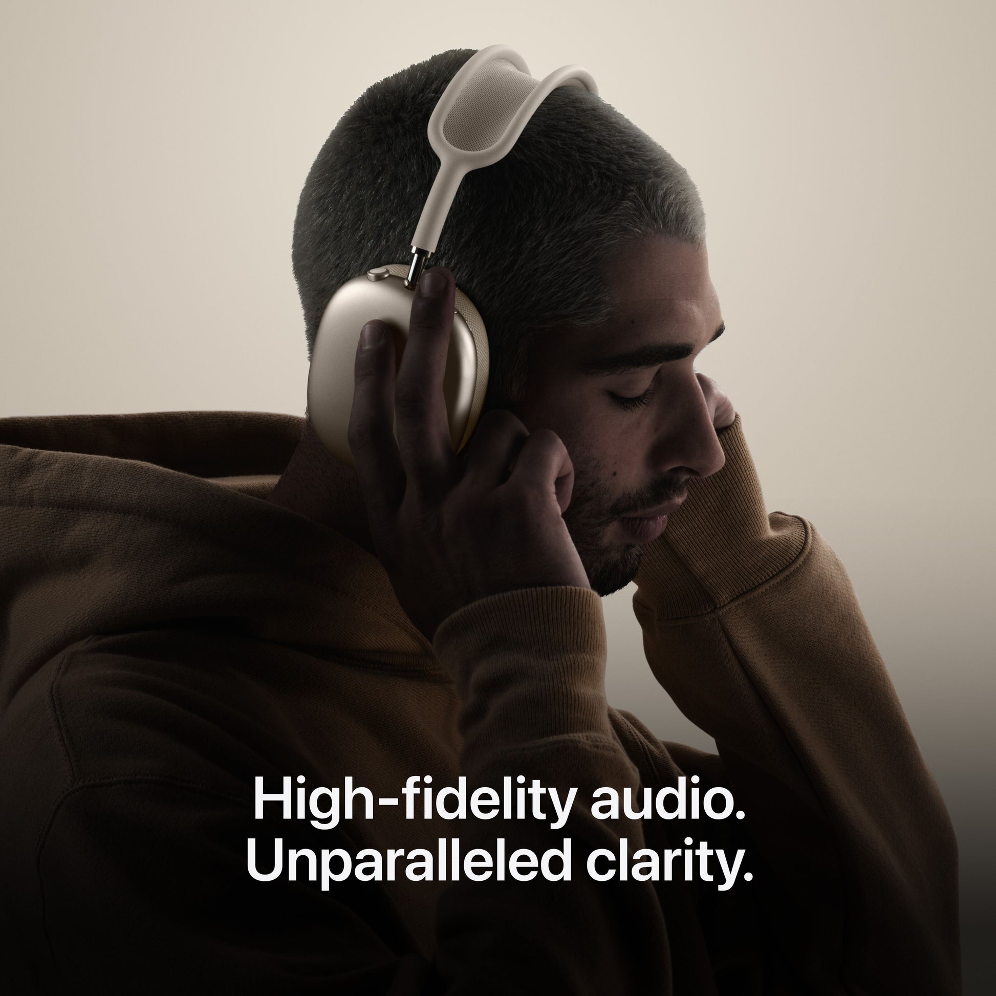 Apple AirPods Max 2 over-ear hovedtelefoner, orange, high-fidelity audio og aktiv støjreduktion, logo synligt.