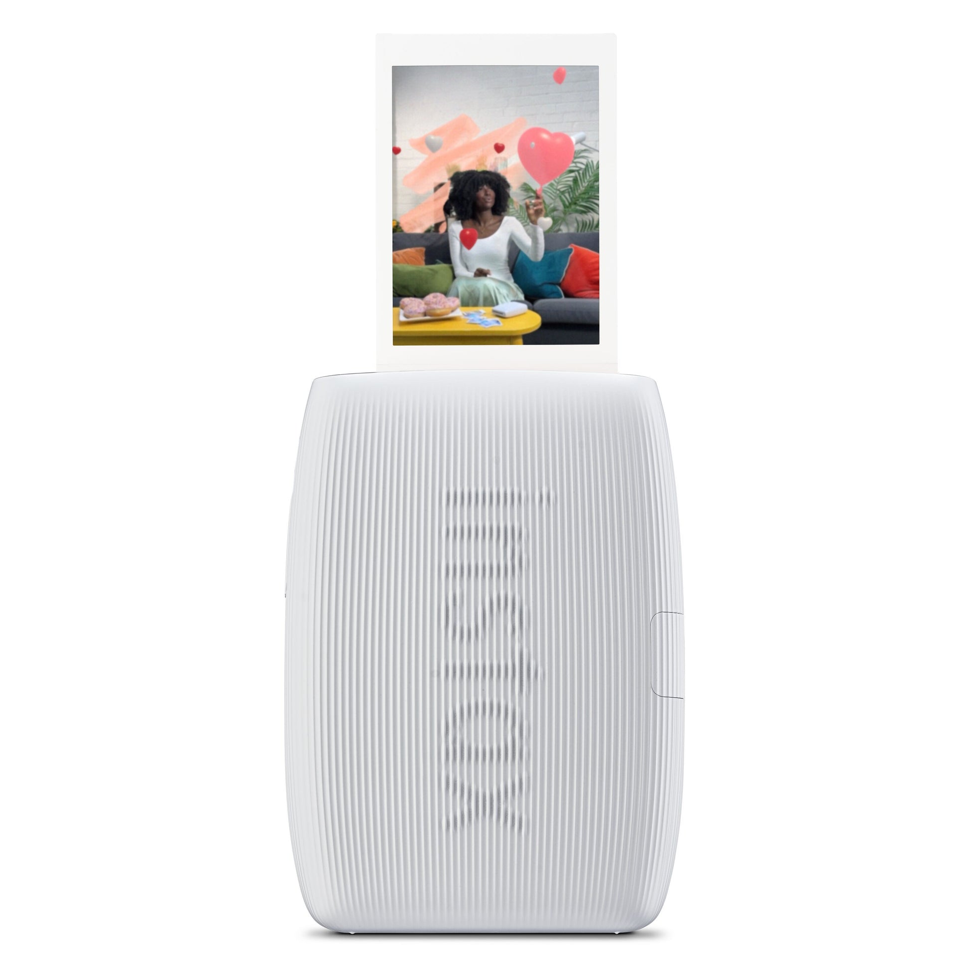 Fujifilm Instax mini Link 3 bærbar fotoprinter printer billede af barn på farvet sofa med hjertemotiver.
