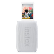 Fujifilm Instax mini Link 3 bærbar fotoprinter printer billede af barn på farvet sofa med hjertemotiver.