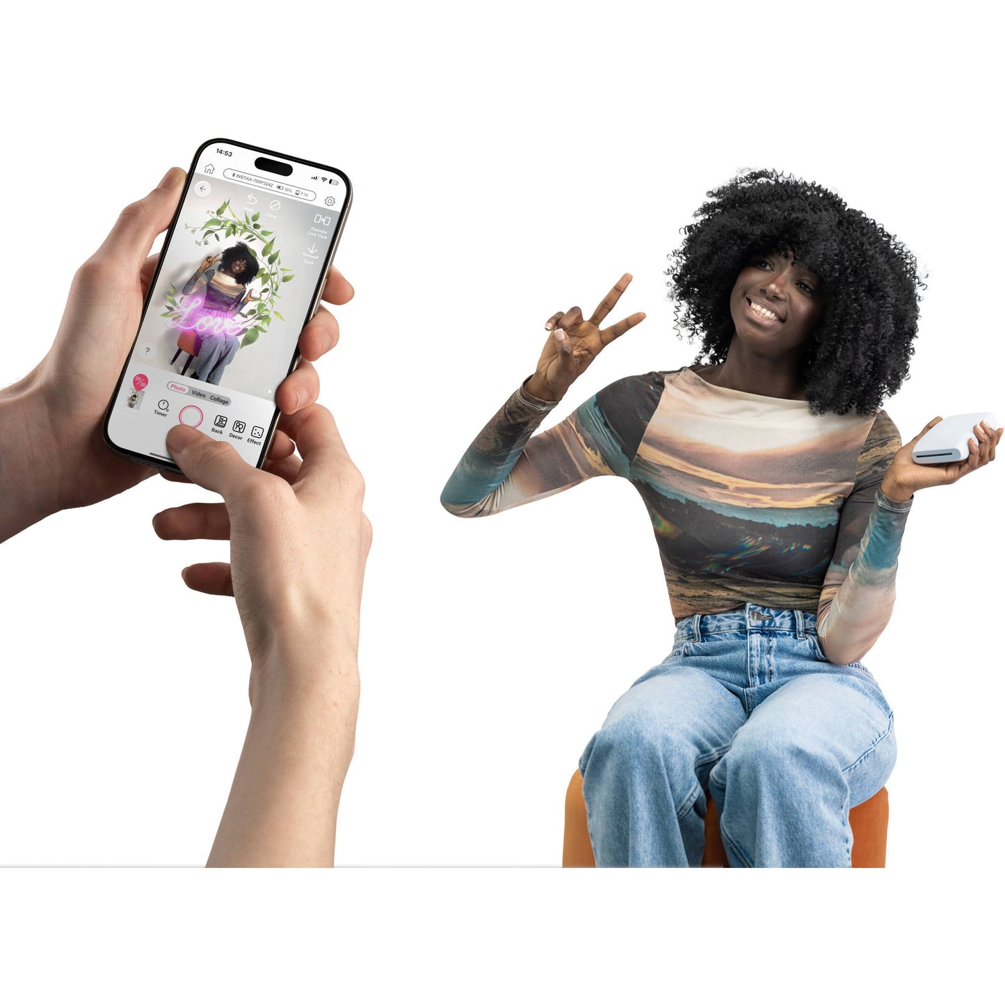 Fujifilm Instax mini Link 3 bærbar fotoprinter ses ved siden af smartphone med social media-billede klar til print.