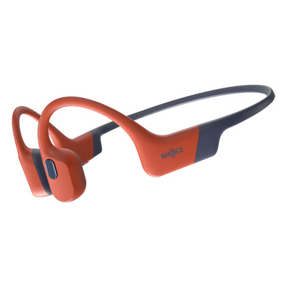 SHOKZ OpenSwim Pro trådløse hovedtelefoner til svømning, røde, med omsluttende hovedbøjle.
