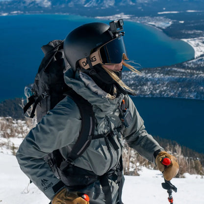 Gopro HERO actionkamera 4K monteret på sort hjelm, DANG goggles, grå jakke og rygsæk på skiløber.