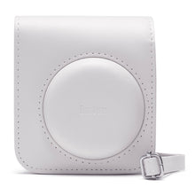 Fujifilm Instax Mini 12 kamerataske Clay White med afrundede kanter, cirkelform midt, skulderrem og sølvspænde.