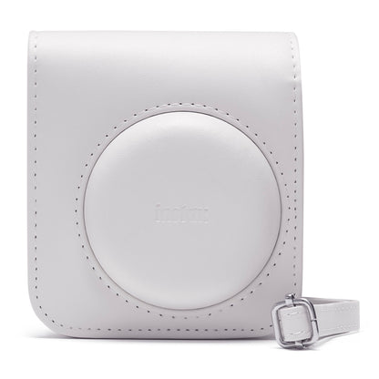 Fujifilm Instax Mini 12 kamerataske Clay White med afrundede kanter, cirkelform midt, skulderrem og sølvspænde.