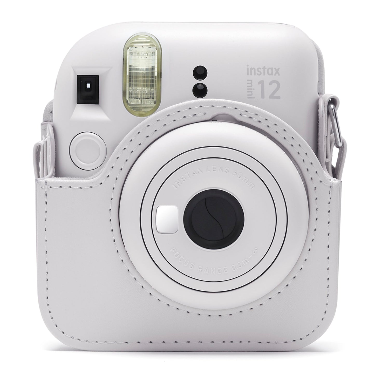 Instax Mini 12 instantkamera i Clay White kamerataske, front med objektiv, blitz og søger synlige.