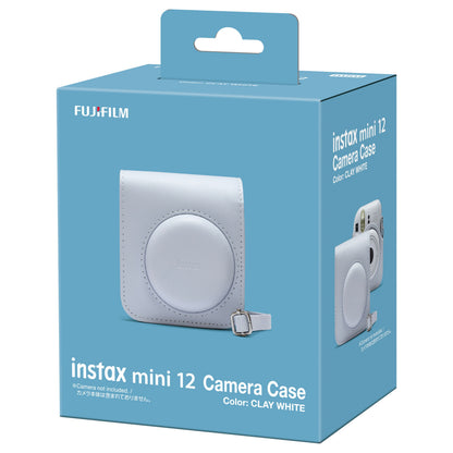 Instax kamerataske til Mini 12 Clay White i blå æske med billede af tasken og produktoplysninger i hvid tekst.