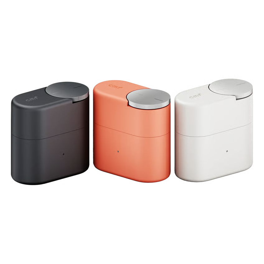 NOTHING CMF Clip Pro åbne øretelefoner – etui i mørkegrå, rektangulært design med rundt metal låg og indikatorlampe.