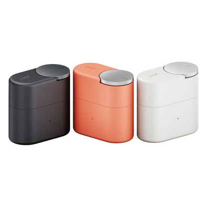 NOTHING CMF Clip Pro åbne øretelefoner – etui i mørkegrå, rektangulært design med rundt metal låg og indikatorlampe.