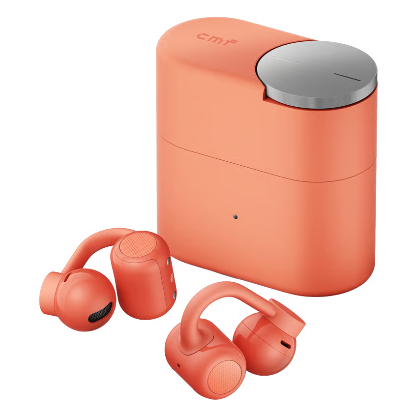 Nothing CMF Clip Pro open-ear-høretelefoner i farven Coral med ørekroge, matchende opladningsetui og drejeknap i metallisk udførelse.