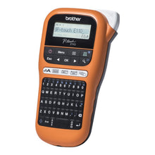 Brother P-touch PT-E110VP håndholdt labelmaskine, orange kabinet, QWERTY-tastatur.