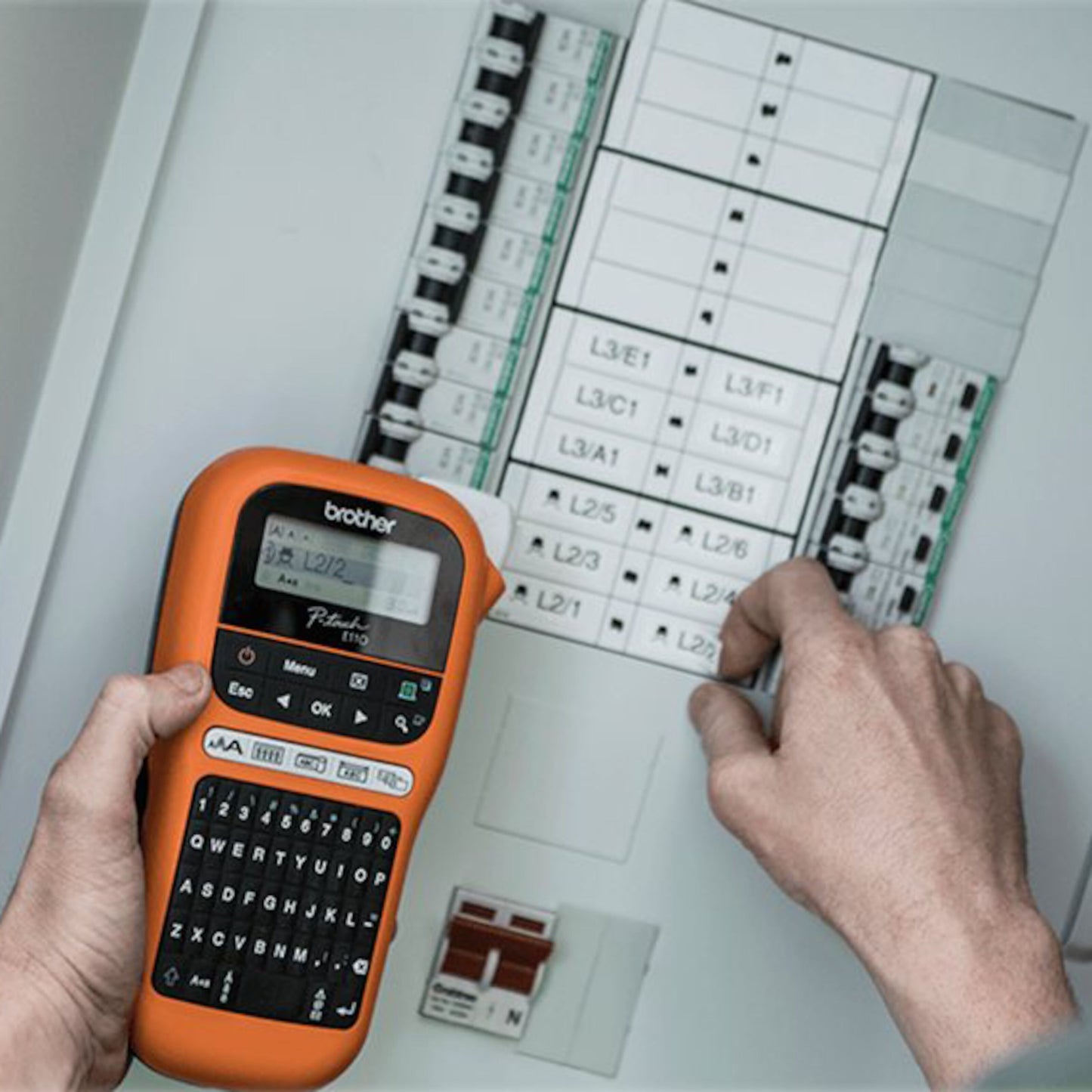 Brother P-touch PT-E110VP mærkemaskine laver kabelmærkning til el-tavle med tydelige Brother labels på automatsikringer.
