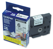 Brother TZ-tejp 6 mm sort på hvid 8 m til P-touch, kassette og emballage vises side om side.