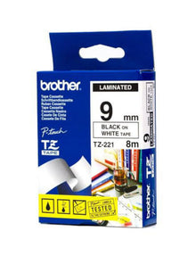 Brother TZe-tape 9mm x 8m sort på hvid, lamineret, til P-touch, blå/hvid æske med flersprogede oplysninger.