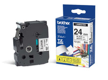 Brother TZ-tape 24mm sort på hvid, 8m, ved siden af blå/hvid emballage med info og billeder, til P-touch mærkemaskiner.