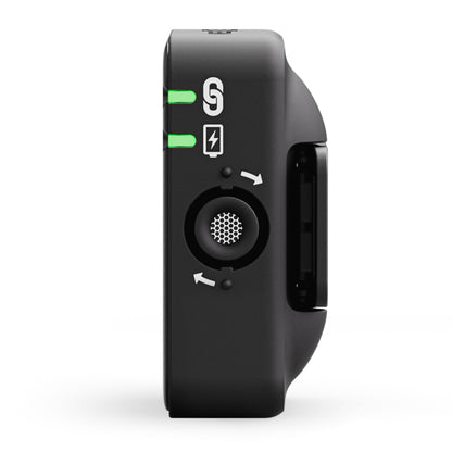 Røde Trådløs ME Dual sort trådløs mikrofon, sideview, cirkulær grill, grønne LED, ladetekst og hvide kontrolikoner.