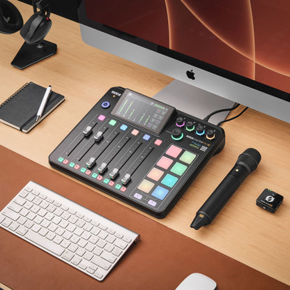 Røde Interview trådløs mikrofon, lydmixer med farvede pads og GainAssist, Apple iMac, hvidt tastatur og mus.