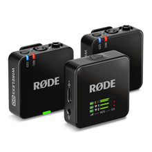 Røde Trådløst GO Gen 3 sort mikrofonsystem, tre enheder med knapper, port og display med signal- og batteriindikator.