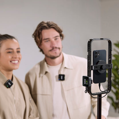 Røde Wireless GO Gen 3 mikrofonsystem påklipset til personer i beige foran smartphone på ringlys, livestream-optagelse.
