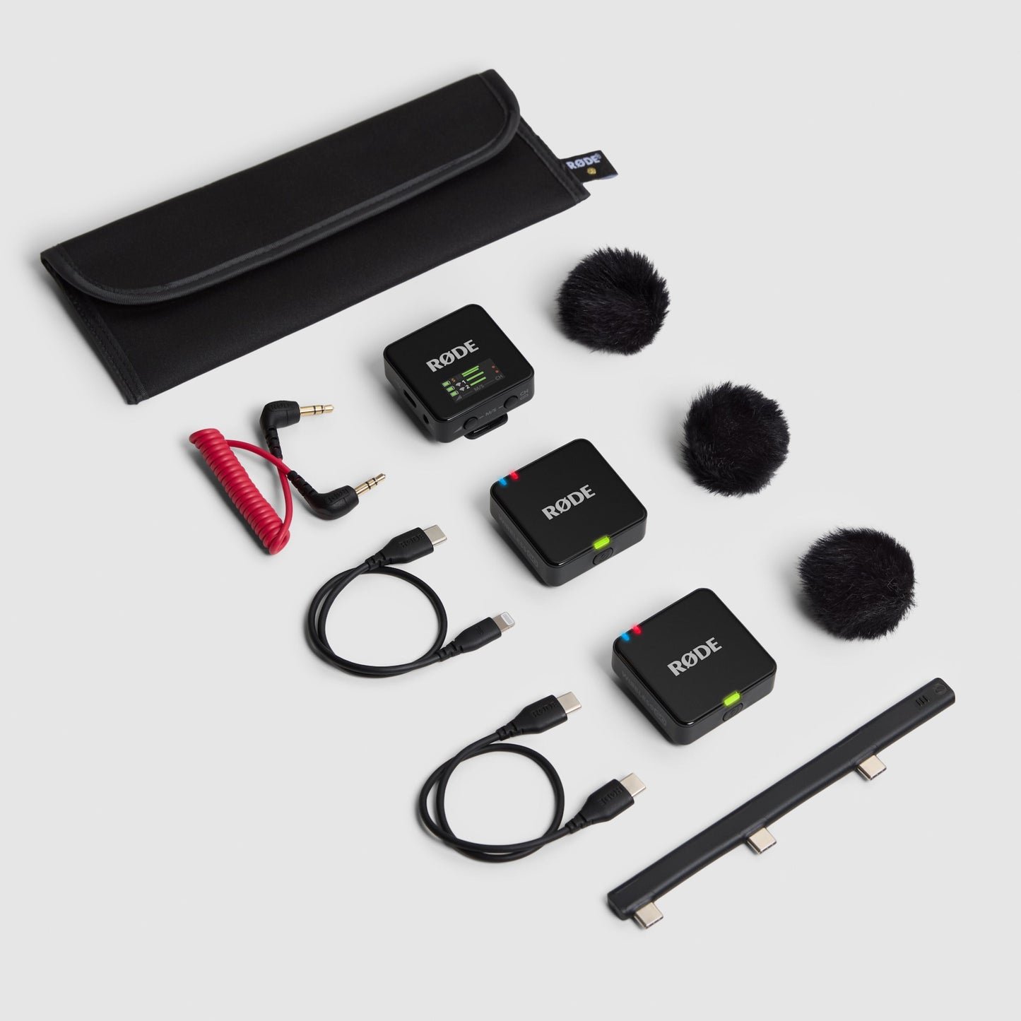 Røde Trådløst GO Gen 3 mikrofonsystem, sort taske, 3 sorte mikrofoner, 3 vindhætter, 2 USB-C kabler, rødt audiokabel.