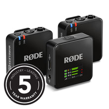 Røde Wireless GO Gen 3 sort mikrofonsystem med tre sendere, modtager, kontrolknapper, LED-display og 5 års garanti-badge.