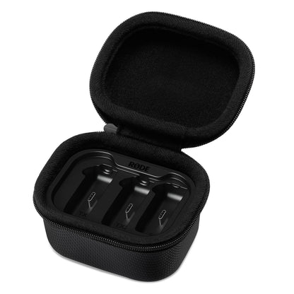 Røde opladningsetui og Trådløs GO Gen3 i sort etui med lynlås, tre opladningspladser og USB-C port.