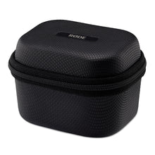 Røde sort struktureret rektangulært etui med lynlås og logo til USB-C opladning af OPLADNINGSÆTUI + Trådløs GO Gen3.