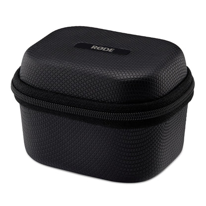 Røde sort struktureret rektangulært etui med lynlås og logo til USB-C opladning af OPLADNINGSÆTUI + Trådløs GO Gen3.