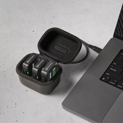 Røde OPLADNINGSÆTUI + Trådløs GO Gen3 sort med tre kamerabatterier tilsluttet USB-C kabel og åben batteriboks.
