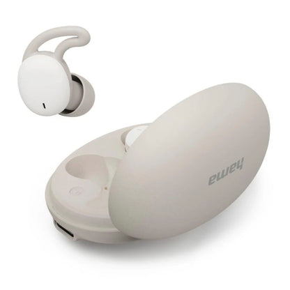 Hama Spirit Calm TWS øretelefoner, én i åben oval opladeetui, én over etuiet, Hama logo synligt på låget.