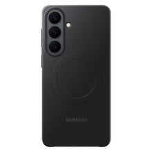 Samsung Galaxy S26+ Slim Magnet Etui sort set bagfra med tre lodrette kameraer, blitz, Samsung-logo og cirkel til opladning.