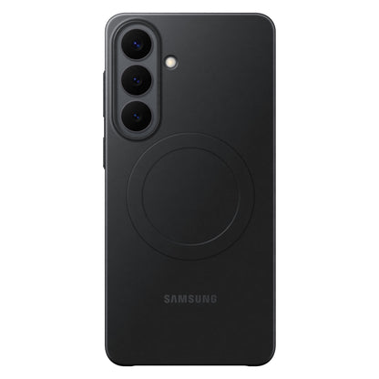 Samsung Galaxy S26+ Slim Magnet Etui sort set bagfra med tre lodrette kameraer, blitz, Samsung-logo og cirkel til opladning.