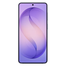Samsung Galaxy S26+ med tynde kanter, centreret frontkamera i transparent Klar Magnetetui, lilla gradient baggrund.