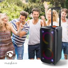 Nedis Bluetooth Party Højttaler med karaokefunktion ses udendørs, logoet "Nedis" synligt nederst.