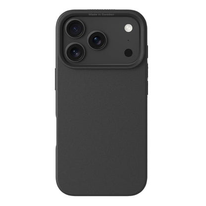 A Good Company plantebaseret mobilcover til iPhone 17 Pro sort med udskæringer til tre kameraer og flash øverst til venstre.