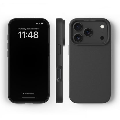 Plantebaseret mobilcover til iPhone 17 Pro Sort, viser front med låseskærm, side med volumeknapper, bagside med triple kamera og flash.