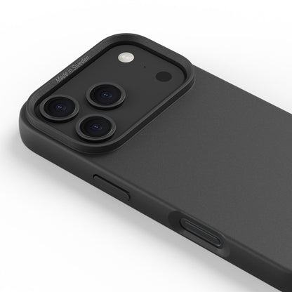 Agood company Plantebaseret mobilcover til iPhone 17 Pro Max sort, synlig triple kamera, flash, sideknap, MagSafe kompatibel.