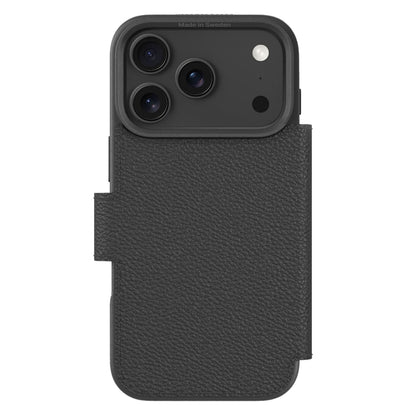 IPhone 17 Pro Max sort veg-tanned læder cover med frontklap, bagsidevisning, udskæringer til kamera/blitz, understøtter trådløs opladning.