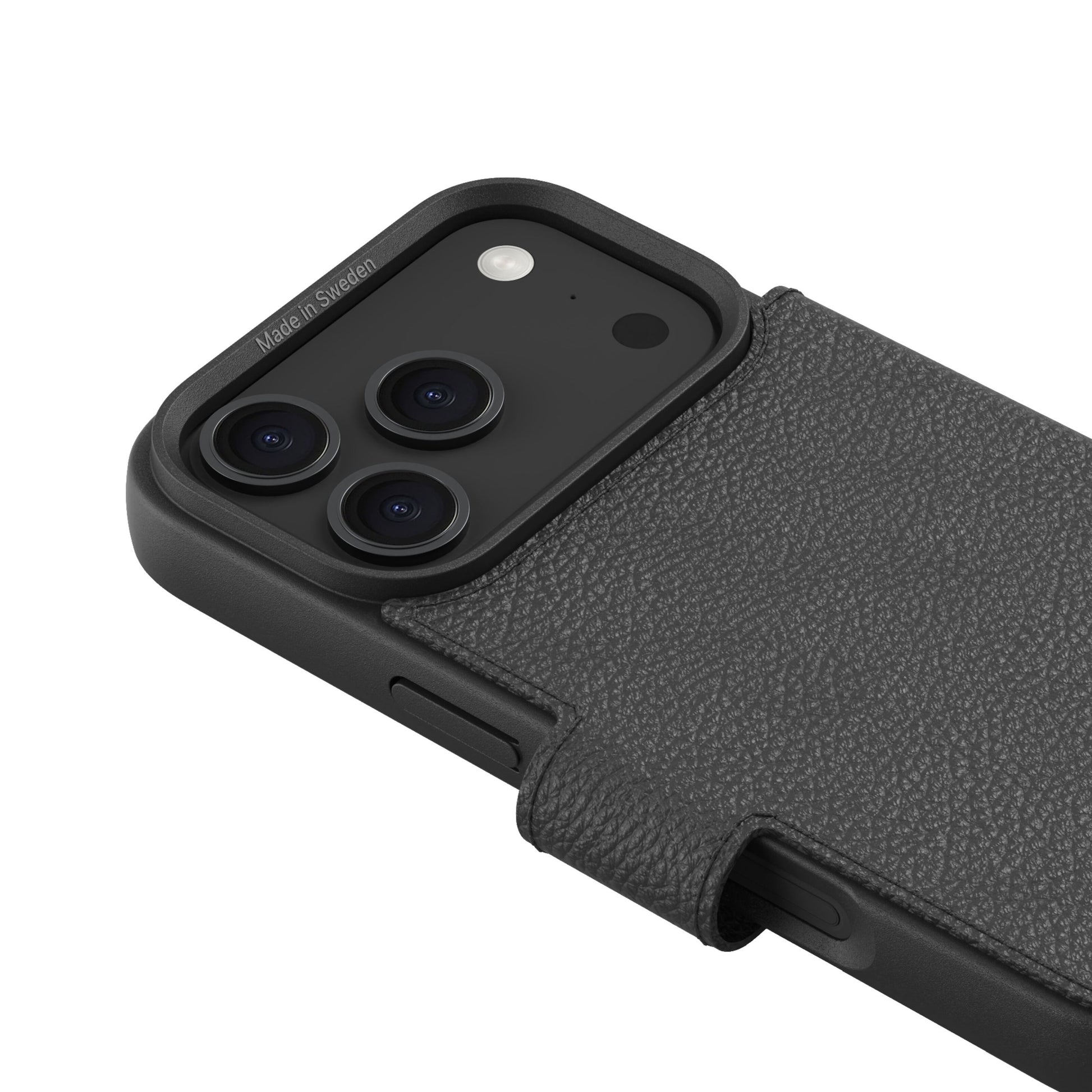 A Good Company Mobilpung iPhone 17 Pro Max cover sort vegansk læder, præcise udskæringer til triple kamera og flash.