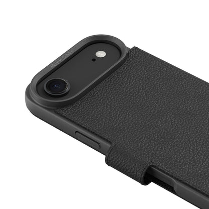 Mobilpung iPhone Air Sort fra A Good Company dækker delvist iPhone Air, bagkamera, blitz, sideknapper og "Made in Sweden"-gravering.