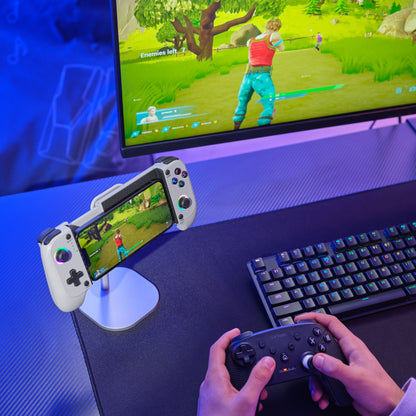 Trust GXT 735 Mylox trådløs mobilcontroller grå bruges til vibration sammen med smartphone på stander ved gaming.