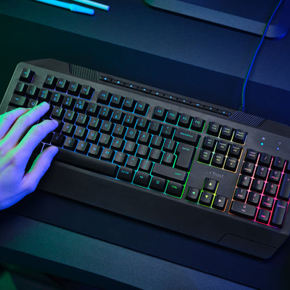 Trust GXT 836 Evocx sort RGB gamingtastatur med farverig belysning og anti-ghosting på mørkt bord sammen med mus.