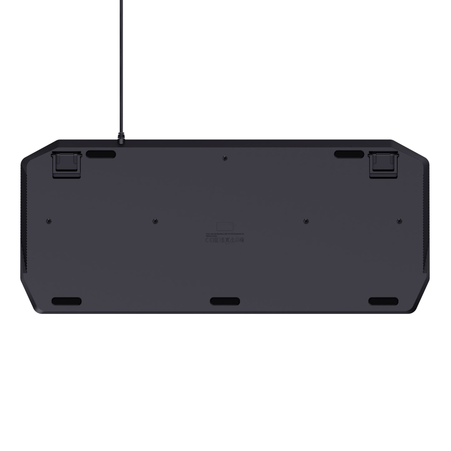 Trust GXT 836 Evocx RGB gamingtastatur sæt fra neden med fire gummifødder, to vippeben, center kabeludgang og skruehuller.