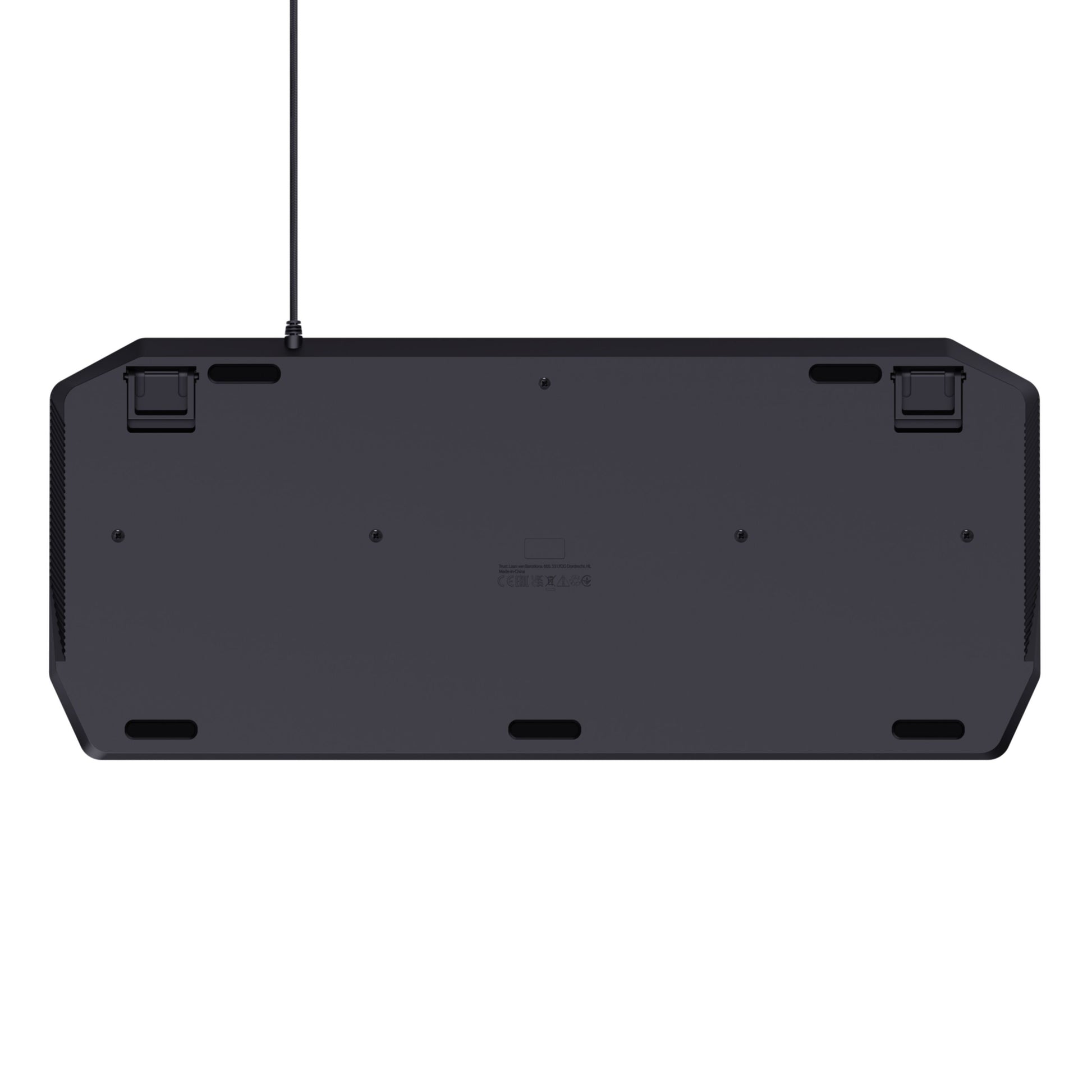 Trust GXT 836 Evocx RGB gamingtastatur sæt fra neden med fire gummifødder, to vippeben, center kabeludgang og skruehuller.