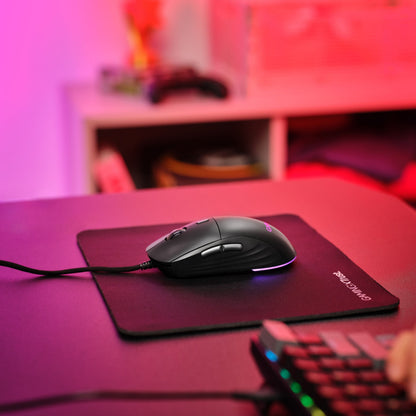 Trust GXT 925 Redex II gamingmus med RGB-lys og programmerbare knapper på musemåtte ved mekanisk tastatur, pink belysning.