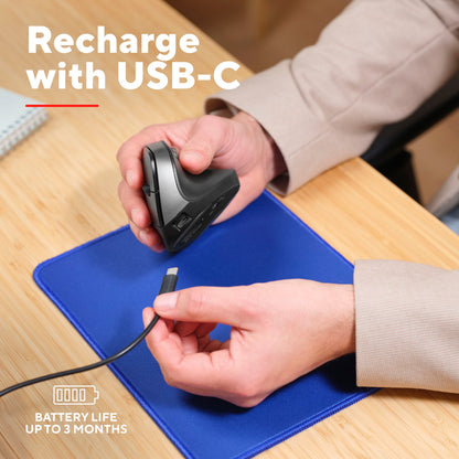 Trust Bayo II ergonomisk trådløs mus, USB-C opladning, blå musemåtte, tekst: Oplad via USB-C og nyd op til 3 måneder.