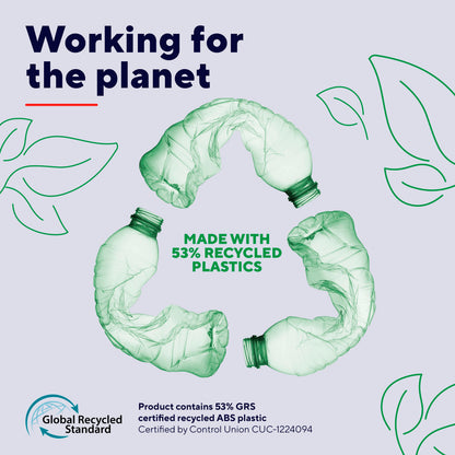 Tre grønne plastflasker danner genbrugssymbol, tekst: 53 genanvendt plast, Trust Bayo II Ergonomisk trådløs mus, GRS-logo.