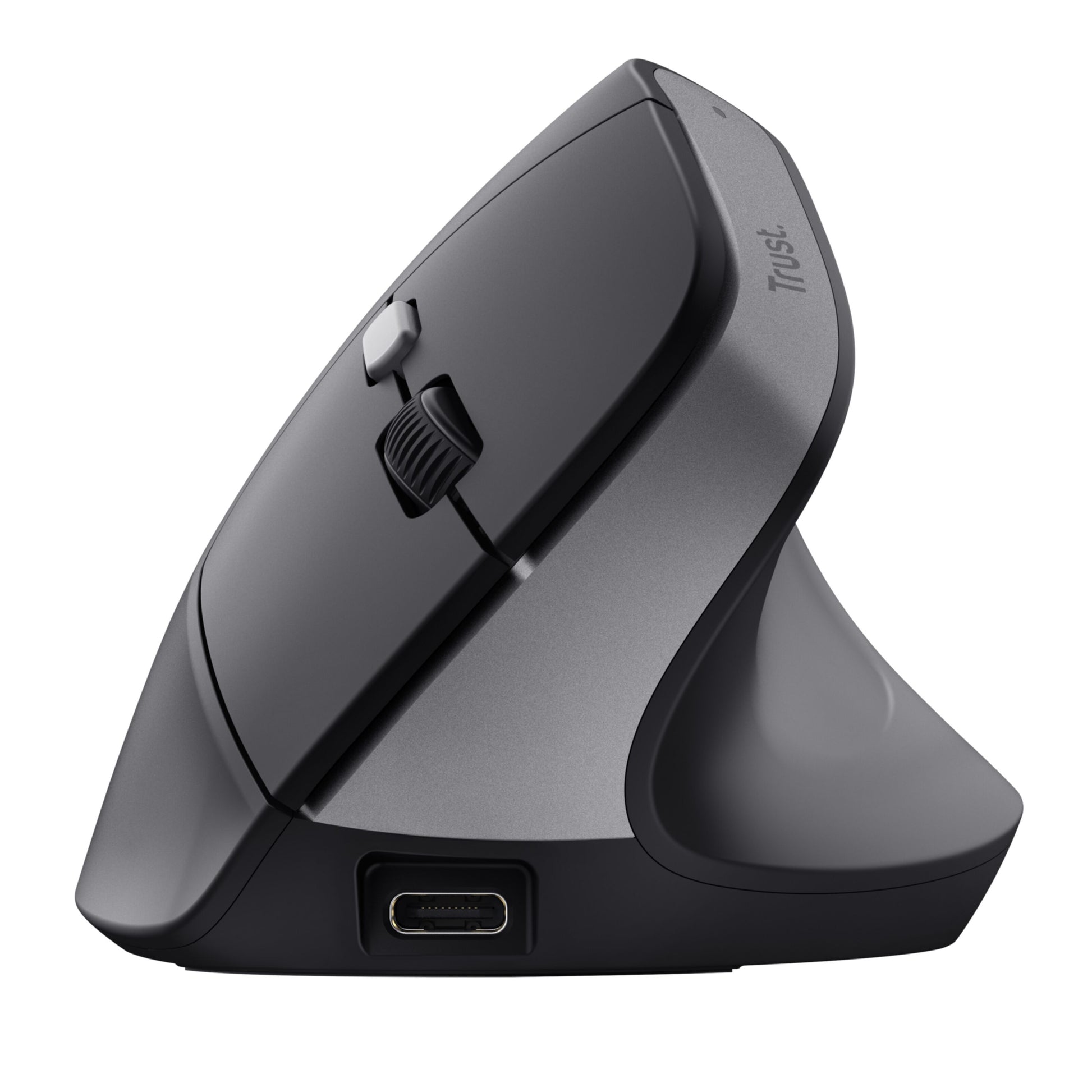 Trust Bayo II ergonomisk trådløs mus sort/grå, sidevinkel, scrollhjul, sideknapper, USB-C port, Trust-logo synlig.