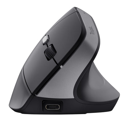 Trust Bayo II ergonomisk trådløs mus sort/grå, sidevinkel, scrollhjul, sideknapper, USB-C port, Trust-logo synlig.