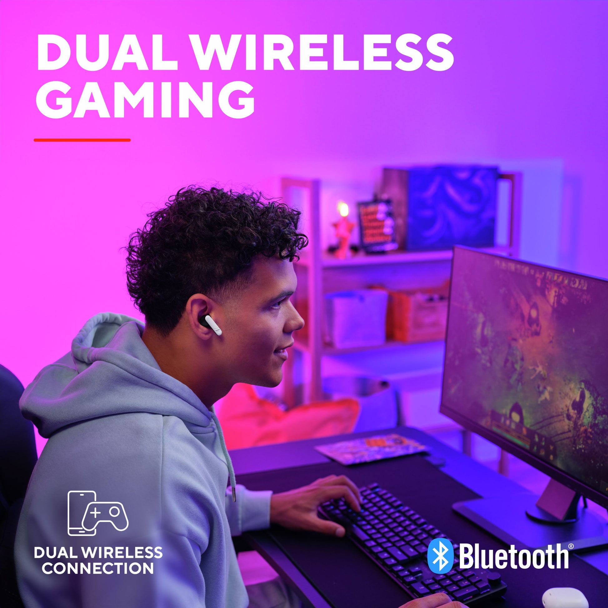 Trust GXT 409 Oxxie trådløst gamingheadset på gamer iført ved skrivebord, tekst "Dual Wireless Gaming" og Bluetooth-ikon.