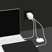 Hvid bærbar og tablet oplades via hvide kabler og Linocell Premium GaN multilader 65W PD hvid, lille hvid enhed tilsluttet.